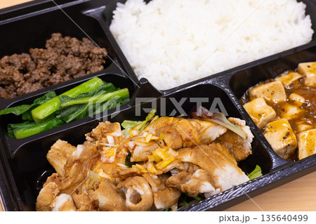 美味しい中華弁当、豚肉料理の雲白肉弁当、麻婆豆腐など付き 135640499
