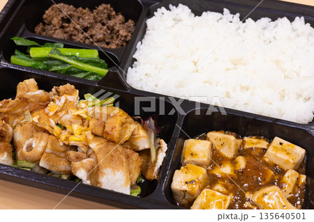 美味しい中華弁当、豚肉料理の雲白肉弁当、麻婆豆腐など付き 135640501