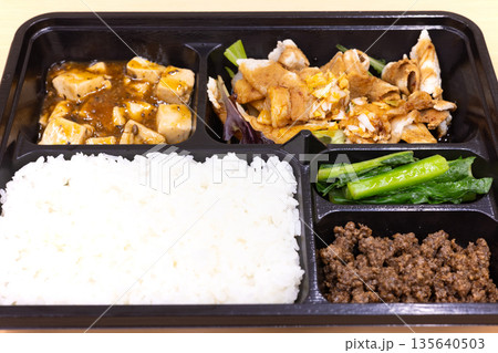 美味しい中華弁当、豚肉料理の雲白肉弁当、麻婆豆腐など付き 美味しい中華弁当、豚肉料理の雲白肉弁当、麻婆豆腐など付き 135640503