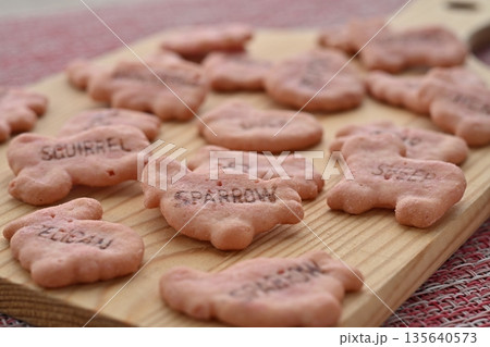 たべっ子どうぶつ こだわりのいちご味 135640573