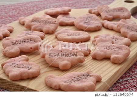 たべっ子どうぶつ こだわりのいちご味 135640574