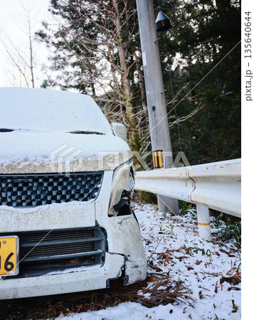 自動車事故 衝突 事故の写真 135640644