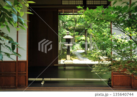 縁側越しに見る日本庭園 縁側越しに見る日本庭園 135640744