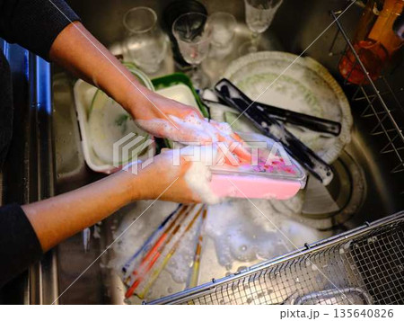 皿洗いをする女性の手元 135640826