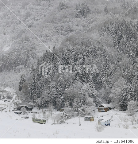 雪景色の飯山線 135641096