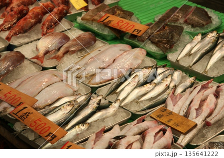 明石魚の棚で売られている魚 135641222