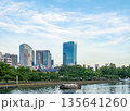 水辺の遊覧船と都市の高層ビル群 - 観光・ビジネス 135641260