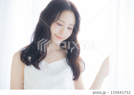 若い女性のヘアスタイルイメージ 135641732