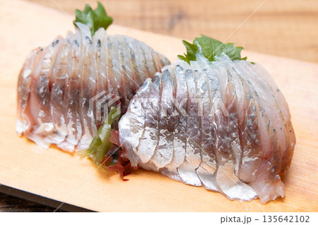美味しいアジの刺身 美味しいアジの刺身 135642102
