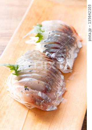 美味しいアジの刺身 美味しいアジの刺身 135642103