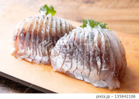 美味しいアジの刺身 135642106