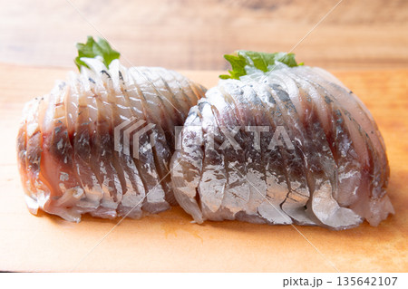 美味しいアジの刺身 135642107