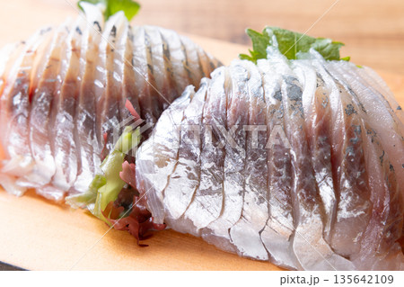 美味しいアジの刺身 135642109