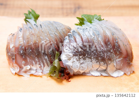 美味しいアジの刺身 美味しいアジの刺身 135642112