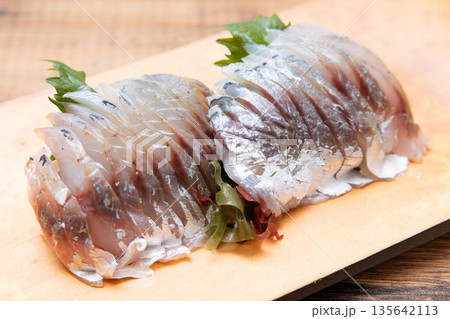 美味しいアジの刺身 135642113