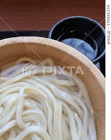 セルフ式のうどん専門チェーン店で食べる「釜揚げうどん」 135642154