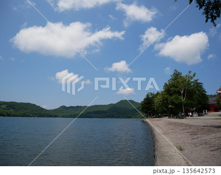 湖畔を散歩 湖畔を散歩 135642573