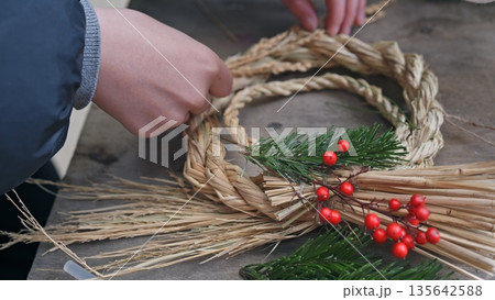 しめ縄飾り しめ縄飾り 135642588