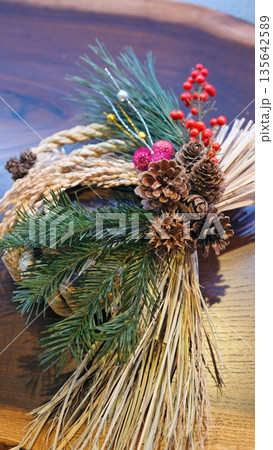 しめ縄飾り しめ縄飾り 135642589