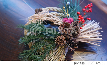 しめ縄飾り しめ縄飾り 135642590