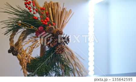 しめ縄飾り 135642595