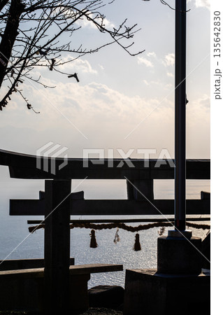 天空の神社で過ごす穏やかな時間 135642830