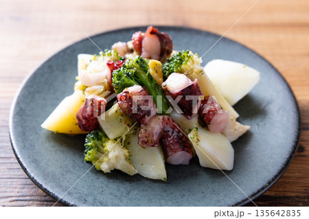 おいしいタコとブロッコリーと野菜のアヒージョ風 おいしいタコとブロッコリーと野菜のアヒージョ風 135642835