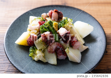 おいしいタコとブロッコリーと野菜のアヒージョ風 135642836