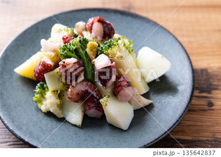 おいしいタコとブロッコリーと野菜のアヒージョ風 135642837