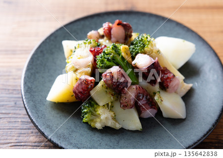 おいしいタコとブロッコリーと野菜のアヒージョ風 135642838