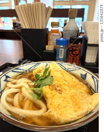セルフ式のうどん専門チェーン店で食べる「玉子好きのための だし玉肉づつみうどん」 135642874