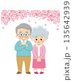 桜と春服を着た老夫婦 135642939