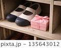 バレンタインの下駄箱に置かれたチョコレート 135643012