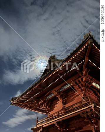 大晦日の徳願寺山門（千葉県市川市本行徳）と光冠 135643186