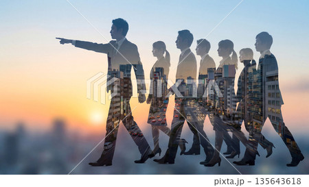 朝日夕日の中の都市オフィスで羅針盤と進路を指し示すビジネスパートナーリーダーと従う従業員の選択した進 135643618