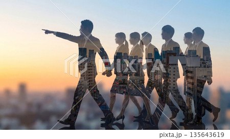 朝日夕日の中の都市オフィスで羅針盤と進路を指し示すビジネスパートナーリーダーと従う従業員の選択した進 135643619