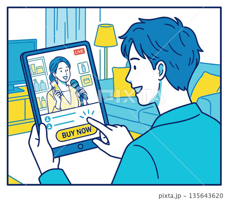ライブ配信を見ながらタブレットで商品を購入するライブコマースの視聴者 135643620