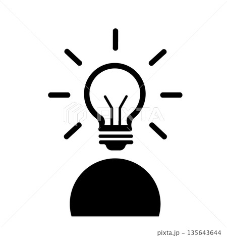 ひらめきを象徴する電球と人物のアイコン(黒) 135643644