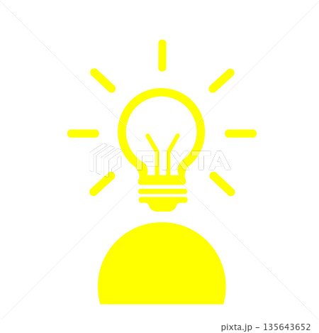 ひらめきを象徴する電球と人物のアイコン(黄色) 135643652