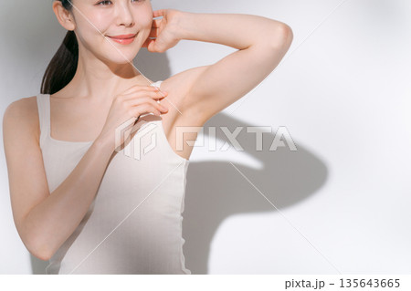 美しい女性のボディケアイメージ 135643665