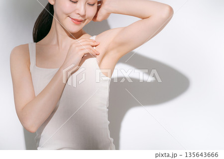 美しい女性のボディケアイメージ 美しい女性のボディケアイメージ 135643666