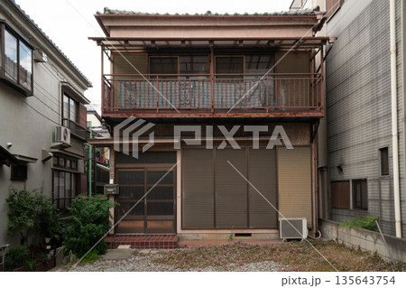 誰も住んでいない無人の家、人が住んでいない錆びた廃墟 135643754