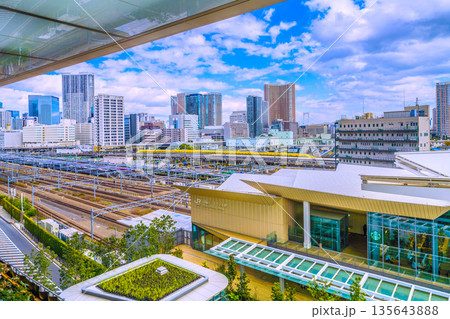 日本の東京都市景観長弩級幸運を呼ぶ新幹線・ドクターイエローや関電工、芝浦のタワマンなどを望む 135643888