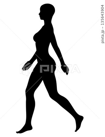 きれいな姿勢で歩く女性のシルエット 全身横向き モノクロ 135643904