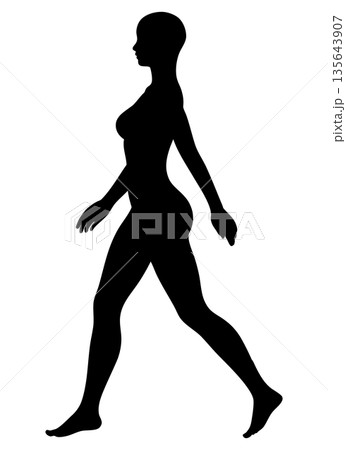 正しい姿勢で颯爽と歩く女性のシルエット 全身横向き モノクロ 135643907