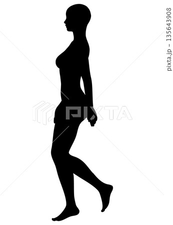 背筋を伸ばして立ち止まる女性のシルエット 全身横向き モノクロ 135643908
