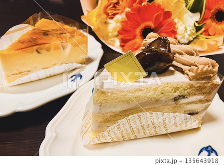 テーブルの上の花束とケーキ テーブルの上の花束とケーキ 135643918