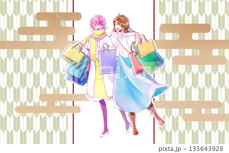 買い物袋をたくさん持った女性2人　笑顔　冬　初売り　霞 135643928