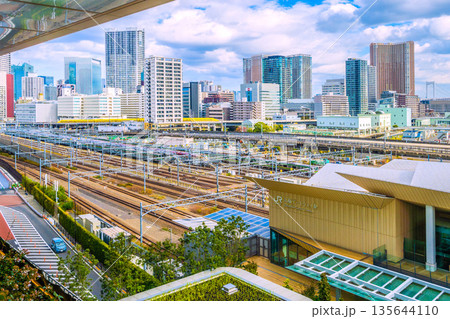 日本の東京都市景観長弩級幸運を呼ぶ新幹線・ドクターイエローや関電工、芝浦のタワマンなどを望む 135644110