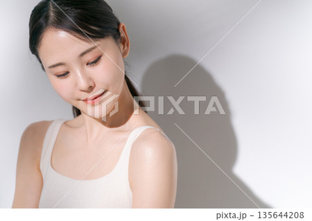 若い女性のビューティーイメージ 135644208